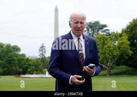 Washington, Vereinigte Staaten. 28. Mai 2023. US-Präsident Joe Biden spricht mit Medienvertretern über den South Lawn des Weißen Hauses nach seiner Rückkehr nach Washington, DC von Wilmington, Delaware am 28. Mai 2023. Kredit: Yuri Gripas/Pool über CNP/dpa/Alamy Live News Stockfoto