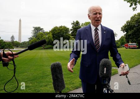 Washington, Vereinigte Staaten. 28. Mai 2023. US-Präsident Joe Biden spricht mit Medienvertretern über den South Lawn des Weißen Hauses nach seiner Rückkehr nach Washington, DC von Wilmington, Delaware am 28. Mai 2023. Kredit: Yuri Gripas/Pool über CNP/dpa/Alamy Live News Stockfoto