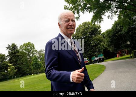 Washington, Vereinigte Staaten. 28. Mai 2023. US-Präsident Joe Biden spricht Medienvertretern auf dem South Lawn des Weißen Hauses nach seiner Rückkehr nach Washington, DC, aus Wilmington, Delaware, am 28. Mai 2023 Daumen hoch. Kredit: Yuri Gripas/Pool über CNP/dpa/Alamy Live News Stockfoto