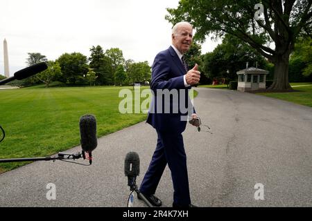 Washington, Vereinigte Staaten. 28. Mai 2023. US-Präsident Joe Biden spricht Medienvertretern auf dem South Lawn des Weißen Hauses nach seiner Rückkehr nach Washington, DC, aus Wilmington, Delaware, am 28. Mai 2023 Daumen hoch. Kredit: Yuri Gripas/Pool über CNP/dpa/Alamy Live News Stockfoto