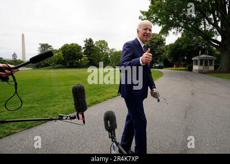 Washington, Vereinigte Staaten. 28. Mai 2023. US-Präsident Joe Biden spricht Medienvertretern auf dem South Lawn des Weißen Hauses nach seiner Rückkehr nach Washington, DC, aus Wilmington, Delaware, am 28. Mai 2023 Daumen hoch. Kredit: Yuri Gripas/Pool über CNP/dpa/Alamy Live News Stockfoto