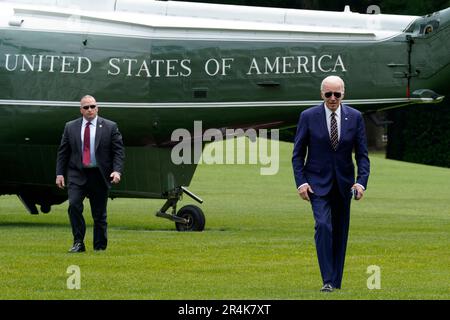 Washington, Vereinigte Staaten. 28. Mai 2023. US-Präsident Joe Biden geht nach seiner Rückkehr von Wilmington, Delaware, am 28. Mai 2023 nach Washington, DC, auf Medienvertreter über den South Lawn of the White House zu. Kredit: Yuri Gripas/Pool über CNP/dpa/Alamy Live News Stockfoto