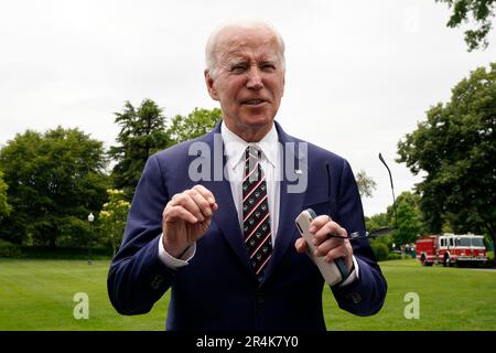 Washington, Vereinigte Staaten. 28. Mai 2023. US-Präsident Joe Biden spricht mit Medienvertretern über den South Lawn des Weißen Hauses nach seiner Rückkehr nach Washington, DC von Wilmington, Delaware am 28. Mai 2023. Kredit: Yuri Gripas/Pool über CNP/dpa/Alamy Live News Stockfoto