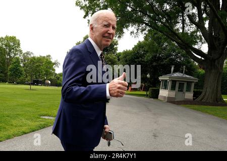 Washington, Vereinigte Staaten. 28. Mai 2023. US-Präsident Joe Biden spricht Medienvertretern auf dem South Lawn des Weißen Hauses nach seiner Rückkehr nach Washington, DC, aus Wilmington, Delaware, am 28. Mai 2023 Daumen hoch. Kredit: Yuri Gripas/Pool über CNP/dpa/Alamy Live News Stockfoto