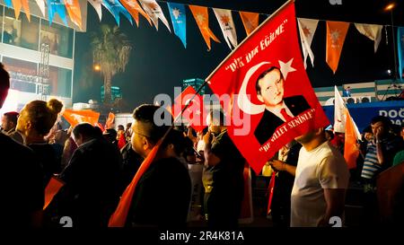 Izmir, Türkei. 28. Mai 2023. Wahlveranstaltung der Anhänger der AK-Partei vor der Provinzpräsidentschaft der AK-Partei Izmir. Präsident Recep Tayyip Erdogan hat die türkischen Präsidentschaftswahlen noch fünf Jahre gewonnen und den Oppositionsführer Kemal Kilicdaroglu besiegt. Mit 99,43% der Stimmen, die gezählt wurden, zeigten die vorläufigen offiziellen Ergebnisse, die am Sonntag vom Obersten Wahlrat der Türkei bekannt gegeben wurden, dass Erdogan mit 52,14% der Stimmen gewonnen hat. Kilicdaroglu erhielt 47,86 %. Kredit: İdil Toffolo/Alamy Live News Stockfoto