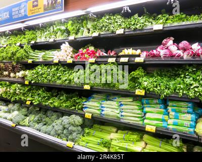Frische Produkte werden im Supermarkt ausgestellt Stockfoto