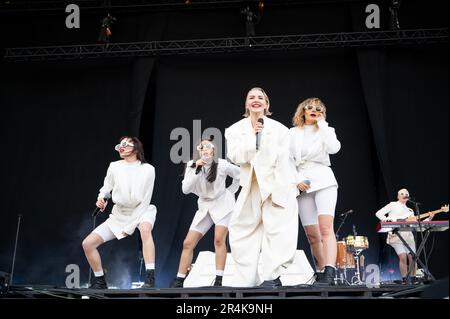 Warrington, Großbritannien. 28. Mai 2023. Selbstwertgefühl auf der Hauptbühne am 2. Tag von Warringtons NBHD Weekender Festival 2023, Kredit: Gary Mather/Alamy Live News Stockfoto