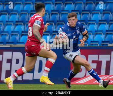 Eccles, Großbritannien. 28. Mai 2023. Liam Sutcliffe #4 von Hull FC läuft bei Deon Cross #28 von Salford Red Devils während des Spiels der Betfred Super League Round 13 Salford Red Devils vs Hull FC im AJ Bell Stadium, Eccles, Großbritannien, 28. Mai 2023 (Foto von Steve Flynn/News Images) in Eccles, Großbritannien, am 5.28.2023. (Foto: Steve Flynn/News Images/Sipa USA) Guthaben: SIPA USA/Alamy Live News Stockfoto