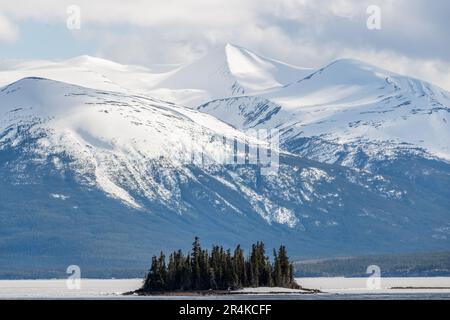 Die Berge im Frühling und die schneebedeckten Berge im Yukon Territory entlang des Alaska Highway in der Nähe von British Columbia. Landschaft, Tapete. Stockfoto