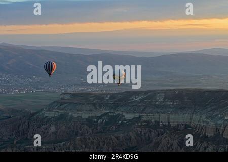 Heißluftballons zu Beginn eines Sonnenaufgangs, in der Nähe des Zelve Open Air Museums, Kappadokien, Türkei Stockfoto
