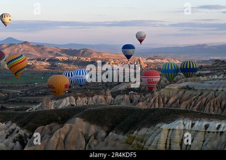 Heißluftballons während eines frühen Morgenflugs, in der Nähe von Goreme, Kappadokien, Türkei Stockfoto