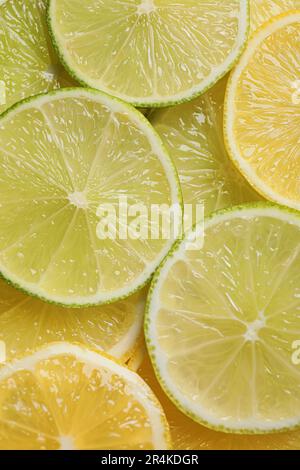 Zitronen- und Limettenscheiben als Hintergrund, Draufsicht Stockfoto