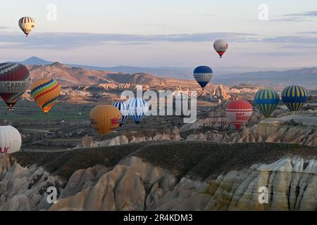 Heißluftballons während eines frühen Morgenflugs, in der Nähe von Goreme, Kappadokien, Türkei Stockfoto