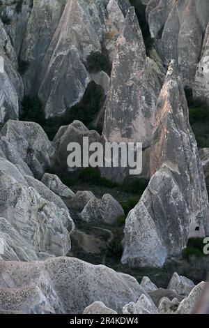 Alte Höhlenhäuser, die in Wind- und Wasserformationen geologisch geformt sind, Capadoccia, Türkei. Stockfoto