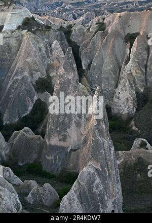 Alte Höhlenhäuser, die in Wind- und Wasserformationen geologisch geformt sind, Capadoccia, Türkei. Stockfoto