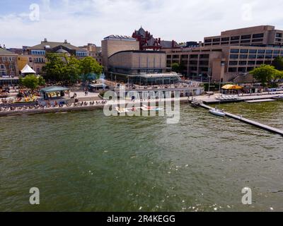 Blick auf die Memorial Union, University of Wisconsin-Madison, Madison, Wisconsin, USA, An einem schönen Sommertag. Stockfoto