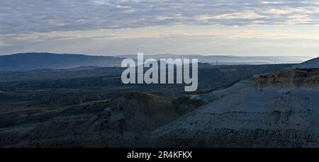 Die dramatische Landschaft des Zelltals, gleich nach Sonnenaufgang, in der Nähe von Goreme, Capadoccia, Türkei. Stockfoto