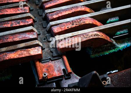 Elektrolysewanne mit installierten Kupferanoden im Werk Stockfoto