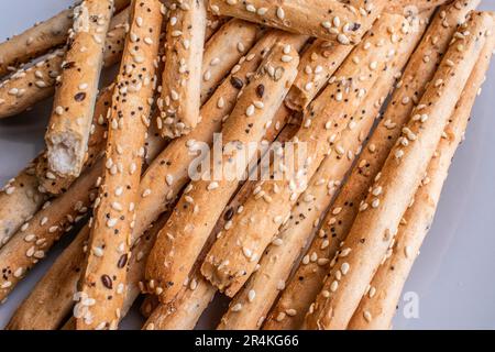 österreich, wien - 22. Mai 2023 ein Haufen köstlicher klassischer knuspriger Brotstäbchen (Grissini) auf einem weißen Teller Stockfoto