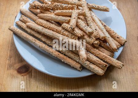 österreich, wien - 22. Mai 2023 ein Haufen köstlicher klassischer knuspriger Brotstäbchen (Grissini) auf einem weißen Teller Stockfoto