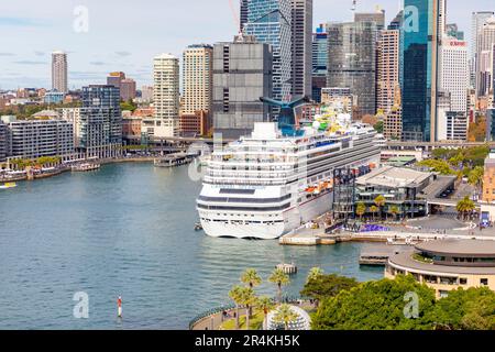 Sydney Circular Quay Hochhäuser im Stadtzentrum und Kreuzfahrtschiff Carnival Pracht verlegt am Passagierterminal im Ausland, Sydney, NSW, Australien Stockfoto