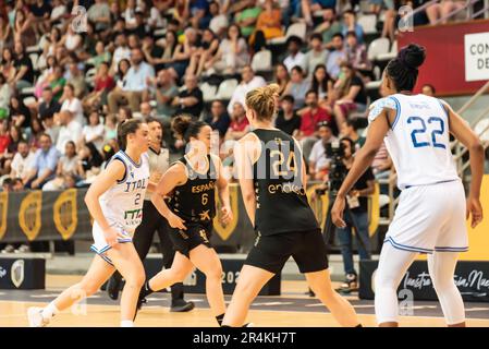 Vigo, Spanien. 25. Mai 2023. der spanische Teamspieler Dominguez gefolgt von der italienischen Villa während eines Angriffsspiels, während der spanische Spieler gil sich selbst positioniert Stockfoto