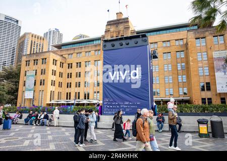 VIVID Sydney 2023, Banner werben für eine lebendige Sydney Show im Museum of Contemporary Art in Circular Quay, Sydney, NSW, Australien Stockfoto