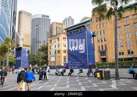 VIVID Sydney 2023, Banner werben für eine lebendige Sydney Show im Museum of Contemporary Art in Circular Quay, Sydney, NSW, Australien Stockfoto