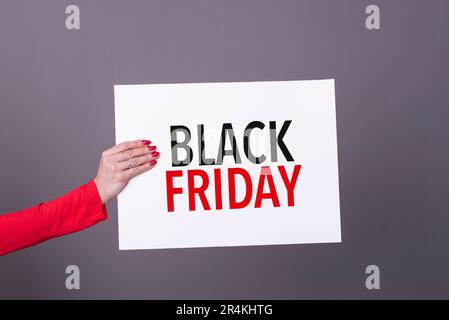 Weibliche Hand mit einem schwarzen freitag-Poster. Studioaufnahme. Stockfoto