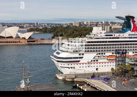 Hafen von Sydney Kreuzfahrtschiff Carnival Pracht liegt am Circular Quay mit Sydney Opera House sichtbar, Sydney, NSW, Australien Stockfoto