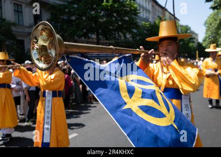 Berlin, Deutschland. 28. Mai 2023. Koreanische Teilnehmer unterhalten die Menge während der Veranstaltung in der Zossenerstr. Der Berliner Karneval der Kulturen hat nach drei Jahren Pause aufgrund der Covid-19-Pandemie stattgefunden. Kredit: SOPA Images Limited/Alamy Live News Stockfoto