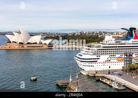 Hafen von Sydney am Circular Quay mit Opernhaus und Kreuzfahrtschiff Carnival Pracht am ausländischen Passagierterminal, Sydney, Australien Stockfoto