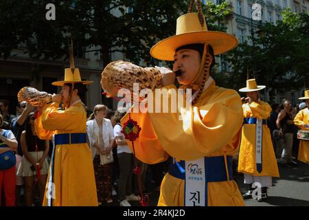 Berlin, Deutschland. 28. Mai 2023. Koreanische Teilnehmer unterhalten die Menge während der Veranstaltung in der Zossenerstr. Der Berliner Karneval der Kulturen hat nach drei Jahren Pause aufgrund der Covid-19-Pandemie stattgefunden. (Foto: Liam Cleary/SOPA Images/Sipa USA) Guthaben: SIPA USA/Alamy Live News Stockfoto