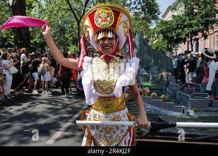 Berlin, Deutschland. 28. Mai 2023. Eine Teilnehmerin in einem Kostüm unterhält die Menge während der Veranstaltung der Berliner Karneval der Kulturen findet nach drei Jahren Pause aufgrund der Covid-19-Pandemie statt. (Foto: Liam Cleary/SOPA Images/Sipa USA) Guthaben: SIPA USA/Alamy Live News Stockfoto