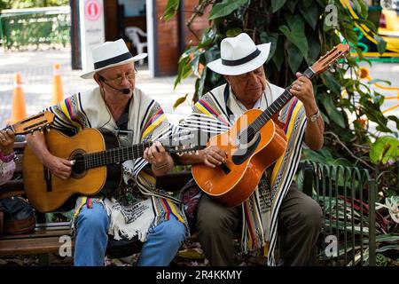 Medellin, Antioquia. Kolumbien - 26. Januar 2023. Antioquische Straßenkünstler, die traditionelle kolumbianische Musik aufführen Stockfoto