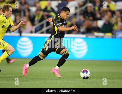 Nashville, USA. 28. Mai 2023: Mittelfeldspieler Lucas ZelarrayÃ¡(10) dribbelt während der ersten Hälfte eines MLS-Spiels zwischen Columbus Crew und Nashville SC im Geodis Park in Nashville, TN Steve Roberts/CSM Credit: CAL Sport Media/Alamy Live News gegen den Nashville SC Stockfoto