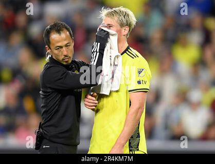 Nashville, USA. 28. Mai 2023: Nashville SC Trainer kümmert sich während der ersten Hälfte eines MLS-Spiels zwischen Columbus Crew und Nashville SC im Geodis Park in Nashville, TN Steve Roberts/CSM Credit: CAL Sport Media/Alamy Live News um ]N3 Stockfoto