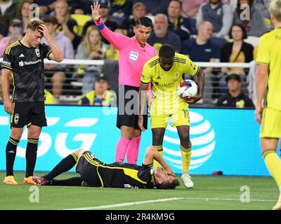 Nashville, USA. 28. Mai 2023: Der Schiedsrichter richtet sich an den Verteidiger der Columbus Crew Malte Amundsen (18) gegen den Nashville SC während der ersten Hälfte eines MLS-Spiels zwischen Columbus Crew und Nashville SC im Geodis Park in Nashville, TN Steve Roberts/CSM Credit: CAL Sport Media/Alamy Live News Stockfoto