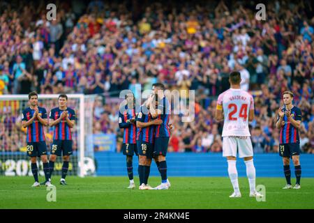 Barcelona, Spanien. 28. Mai 2023. Jordi Alba aus Barcelona (4. l) umarmt seinen Teamkollegen nach dem spanischen Fußballspiel La Liga zwischen dem FC Barcelona und dem RCD Mallorca in Barcelona, Spanien, am 28. Mai 2023. Kredit: Joan Gosa/Xinhua/Alamy Live News Stockfoto