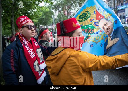 Istanbul, Türkei. 28. Mai 2023. Unterstützer, die vor dem Provinzhauptquartier der AK-Partei gesehen wurden, um den gewählten Präsidenten Recep Tayyip Erdogan zu unterstützen. Kredit: SOPA Images Limited/Alamy Live News Stockfoto