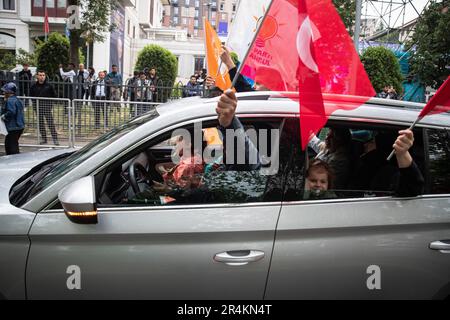 Istanbul, Türkei. 28. Mai 2023. Anhänger des türkischen Präsidenten Recep Tayyip Erdogan feiern, wie Erdogan die Präsidentschaftswahl in der Türkei vor dem Hauptquartier der Provinz Istanbul der AK-Partei anführt. Kredit: SOPA Images Limited/Alamy Live News Stockfoto
