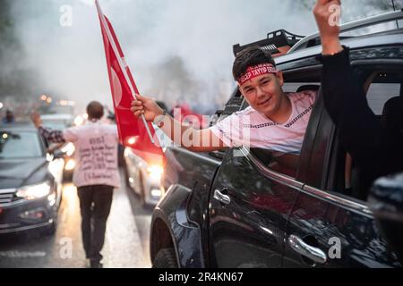 Istanbul, Türkei. 28. Mai 2023. Unterstützer von Präsident Recep Tayyip Erdogan sah, wie er in einem Auto vor der Provinzpräsidentschaft der AK-Partei Istanbul in Istanbul mit einer Flagge wedelte. Kredit: SOPA Images Limited/Alamy Live News Stockfoto