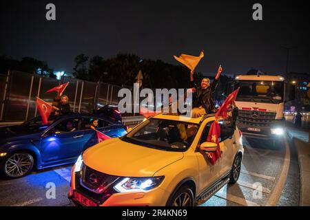 Istanbul, Türkei. 28. Mai 2023. Nachdem Präsident Recep Tayyip Erdogan die Wahl gewonnen hatte, freuten sich die Menschen in Istanbul, mit ihren Autos Flaggen zu schwenken. Kredit: SOPA Images Limited/Alamy Live News Stockfoto