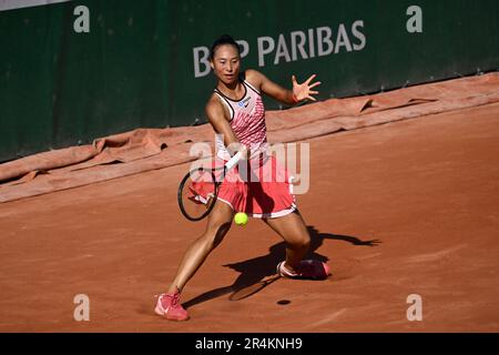 Paris, Frankreich. 28. Mai 2023. Zheng Qinwen aus China gibt den Ball während der ersten Runde der Frauen-Singles zwischen Zheng Qinwen aus China und Tamara Zidansek aus Slowenien beim French Open-Tennisturnier in Roland Garros in Paris, Frankreich, am 28. Mai 2023 zurück. Kredit: Julien Mattia/Xinhua/Alamy Live News Stockfoto