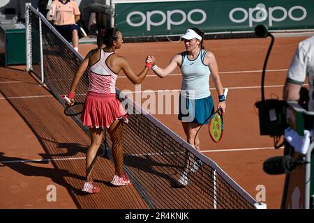 Paris, Frankreich. 28. Mai 2023. Zheng Qinwen (L) aus China schüttelt sich mit Tamara Zidansek aus Slowenien die Hand, nachdem die Frauen am 28. Mai 2023 beim French Open-Tennisturnier in Roland Garros in Paris, Frankreich, in der ersten Runde der Singles spielten. Kredit: Julien Mattia/Xinhua/Alamy Live News Stockfoto