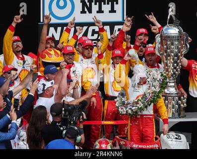 Indianapolis, Usa. 28. Mai 2023. Team Penske Fahrer Josef Newgarden (2) aus den Vereinigten Staaten feiert den 2023 Indy 500 auf dem Indianapolis Motor Speedway in Indianapolis. Kredit: SOPA Images Limited/Alamy Live News Stockfoto