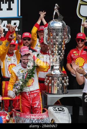 Indianapolis, Usa. 28. Mai 2023. Team Penske Fahrer Josef Newgarden (2) aus den Vereinigten Staaten feiert den 2023 Indy 500 auf dem Indianapolis Motor Speedway in Indianapolis. Kredit: SOPA Images Limited/Alamy Live News Stockfoto