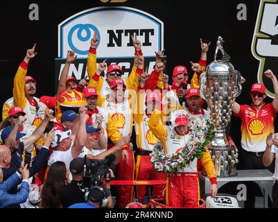 Indianapolis, Usa. 28. Mai 2023. Team Penske Fahrer Josef Newgarden (2) aus den Vereinigten Staaten feiert den 2023 Indy 500 auf dem Indianapolis Motor Speedway in Indianapolis. Kredit: SOPA Images Limited/Alamy Live News Stockfoto