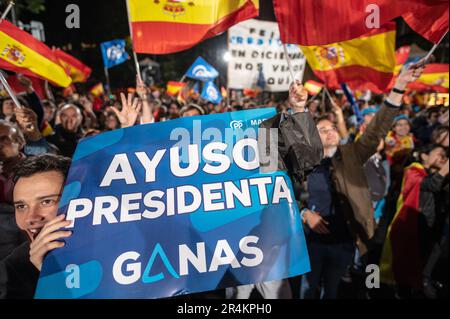 Madrid, Spanien. 29. Mai 2023. Anhänger der Volkspartei (PP) feiern den Sieg ihrer Partei bei den Kommunal- und Regionalwahlen im nationalen Hauptquartier in Madrid. Die Spanier wurden heute an einem Wahltag zu den Wahlen gerufen, an dem die Volkspartei bessere Ergebnisse erzielt hat als bei den vorherigen Wahlen. Kredit: Marcos del Mazo/Alamy Live News Stockfoto