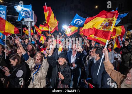 Madrid, Spanien. 29. Mai 2023. Anhänger der Volkspartei (PP) feiern den Sieg ihrer Partei bei den Kommunal- und Regionalwahlen im nationalen Hauptquartier in Madrid. Die Spanier wurden heute an einem Wahltag zu den Wahlen gerufen, an dem die Volkspartei bessere Ergebnisse erzielt hat als bei den vorherigen Wahlen. Kredit: Marcos del Mazo/Alamy Live News Stockfoto